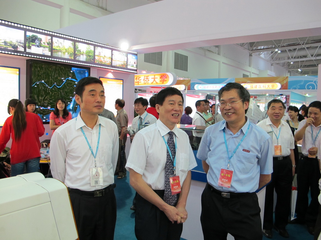 郑传芳书记到乐鱼网页版_乐鱼（中国）官方展馆指导